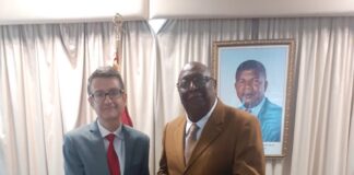 Луанда:-Амбасадор-Перишића-са-министром-културе-Анголе