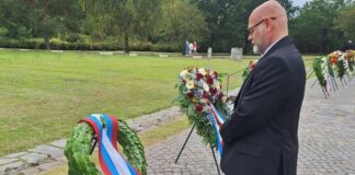 Берлин:-Полагање-венаца-на-спомен-обележје-страдалим-заробљеницима-из-Другог-светског-рата-у-месту-Нојбранденбург