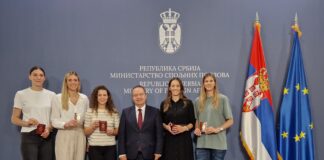 Министар-Дачић-уручио-дипломатске-пасоше-кошаркашима-и-одбојкашицама