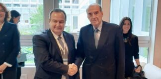 Министар-Дачић-са-шефом-дипломатије-Колумбије-на-маргинама-42.-Генералне-конференције-Унеско