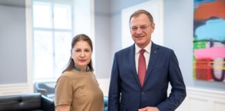 Салцбург:-Генерална-конзулка-Вукићевић-са-председником-Владе-аустријске-покрајине-Горња-Аустрија