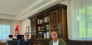 Рабат:-Амбасадор-Бауер-примио-Марка-Николића-који-је-трчао-хуманитарни-маратон