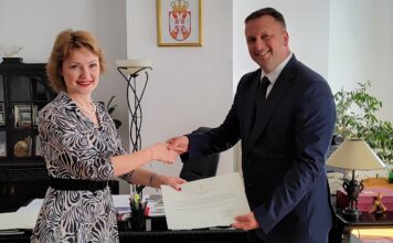 Амбасадорка-Рашевић-уручила-егзекватуру-почасном-конзулу-Словачке