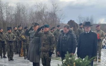 Варшава:-Делегација-Србије-положила-венце-на-споменике-подигнуте-у-знак-сећања-на-жртве-логора-из-Првог-и-Другог-светског-рата-у-Ламбиновицама