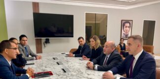 Козарев-у-Каракасу-са-извршним-секретаром-организације-АЛБА-ТЦП