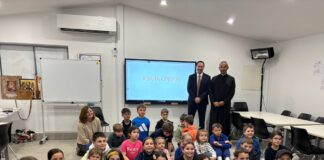 Канбера:-Амбасадор-Стефановић-предао-електронску-таблу-српској-допунској-школи-„Свети-Сава“