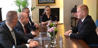 Козарев-са-послаником-у-Народној-скупштини-Словачке