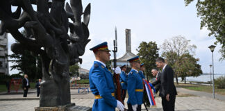 Ђурић-и-Сар-положили-венце-на-споменик-јеврејским-жртвама-„Менора-у-пламену“